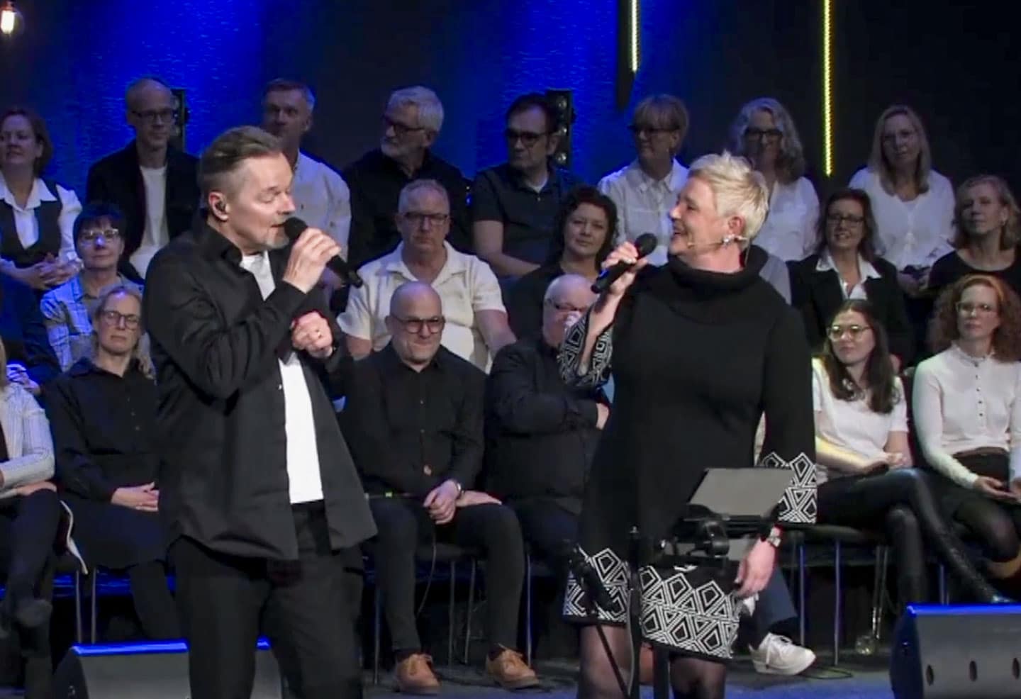 Man och kvinna sjunger i kyrka