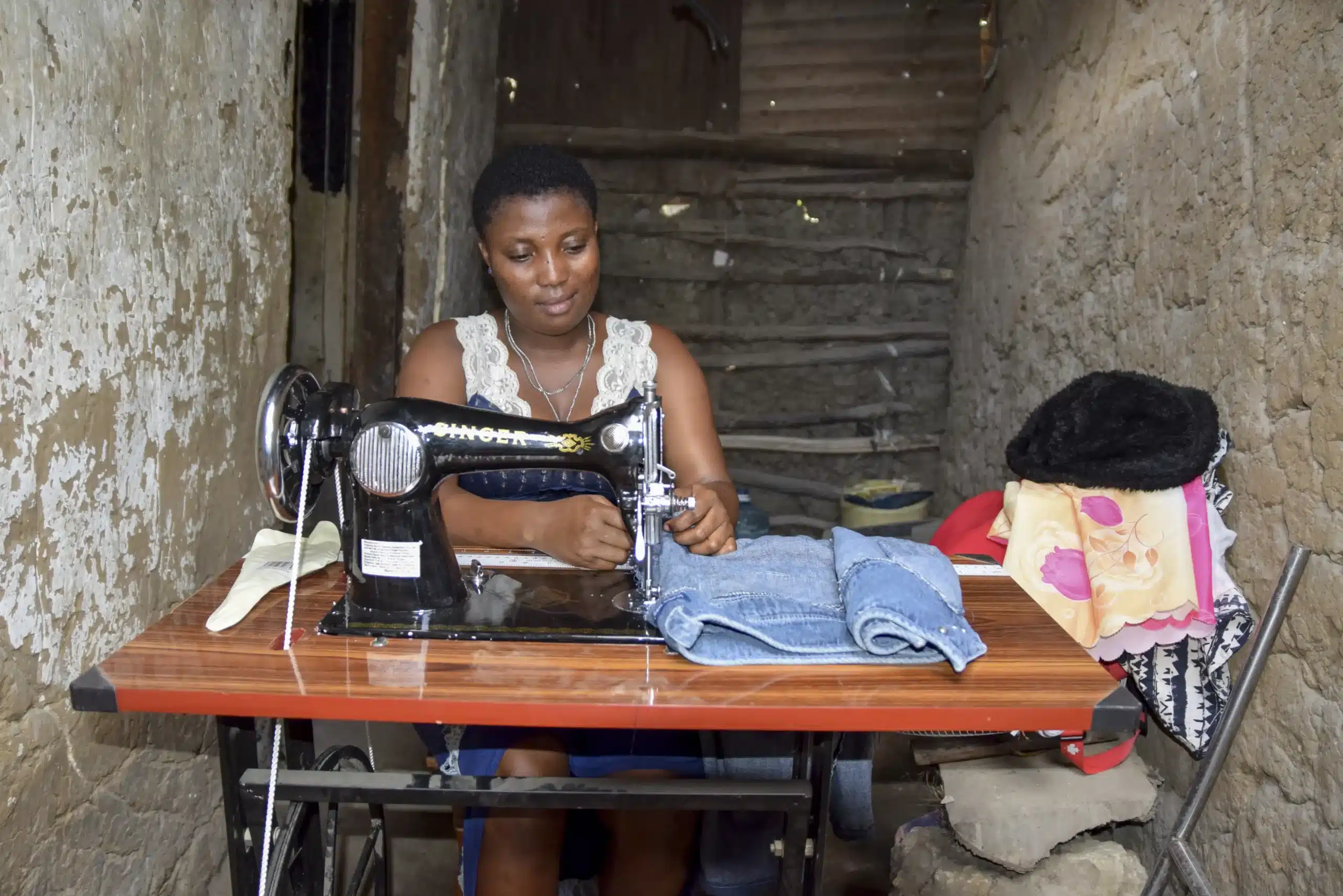 Kvinna med symaskin i Kenya