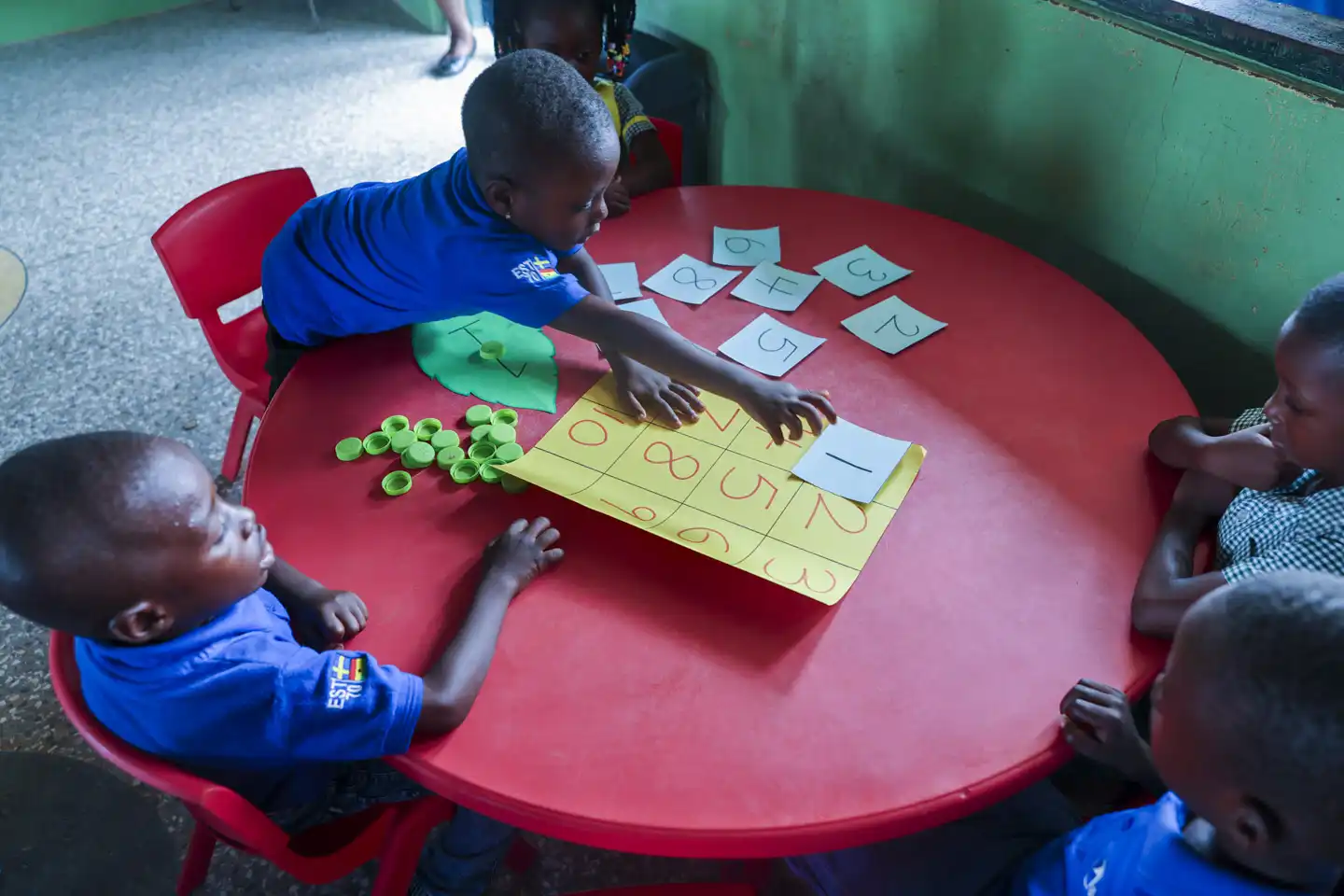 Förskolebarn lär sig räkna i Ghana.