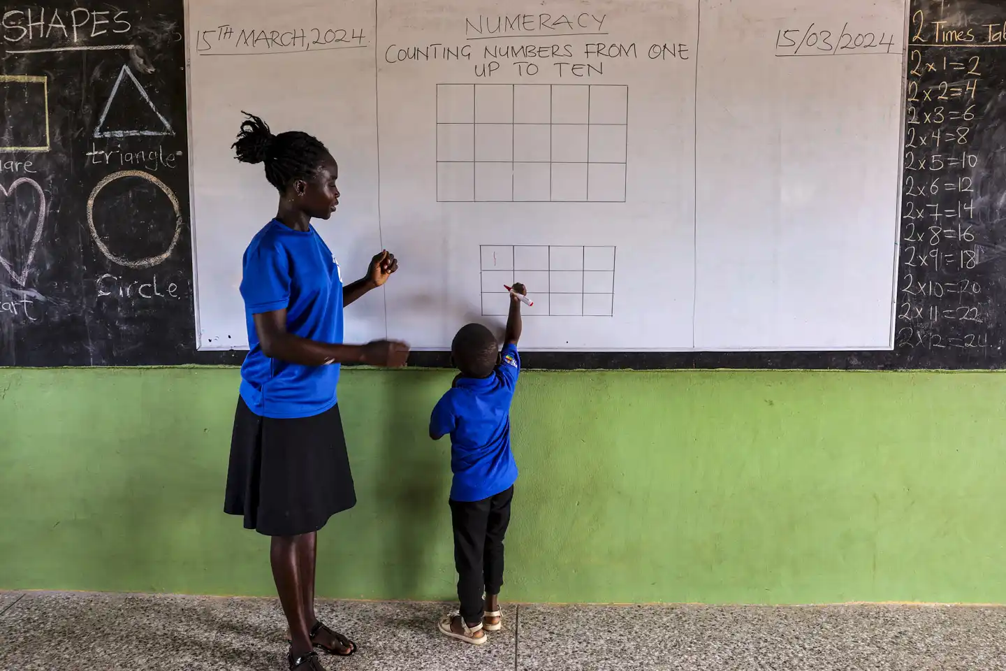 Förskolebarn lär sig räkna i Ghana