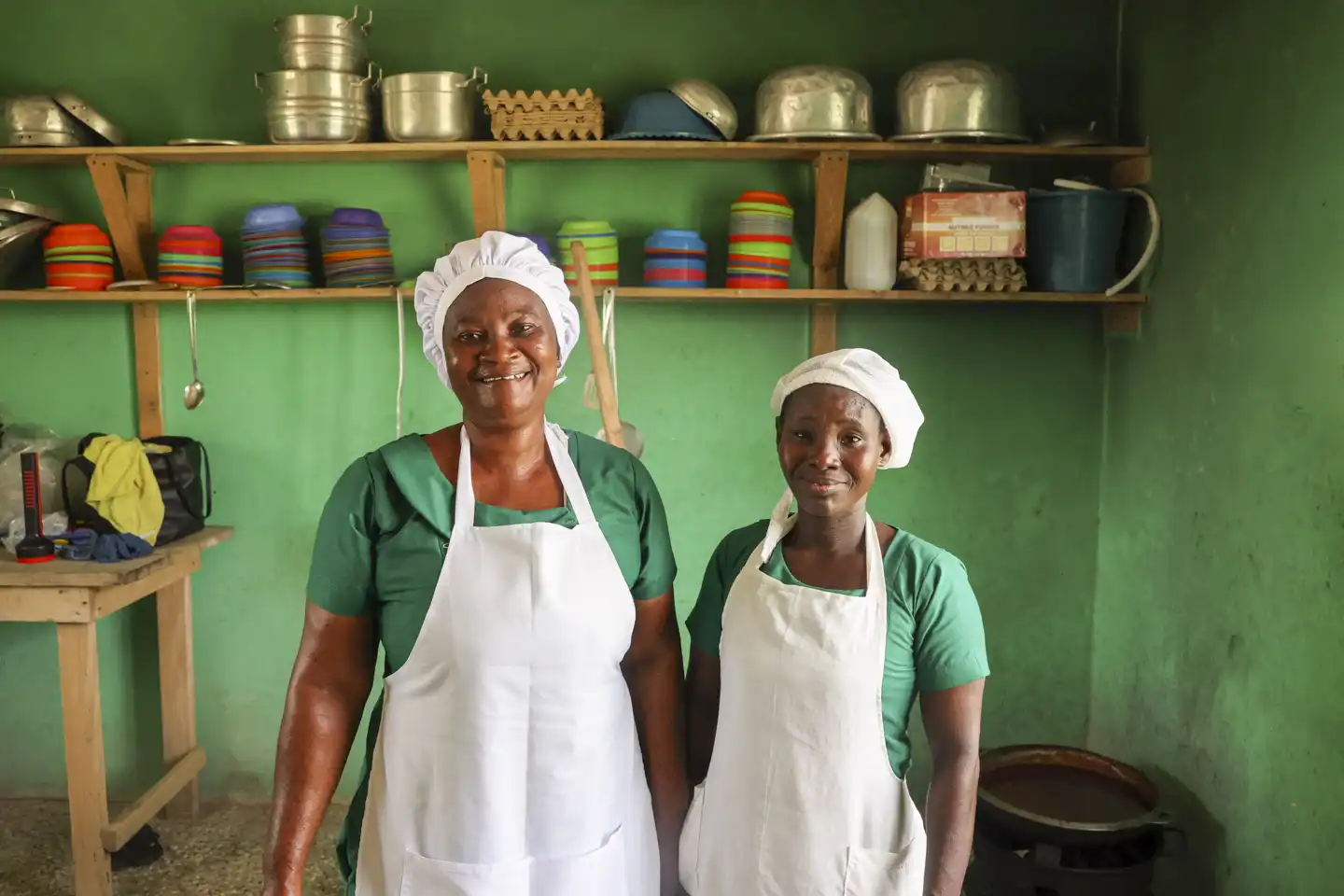 Skolkockar i köket i Ghana