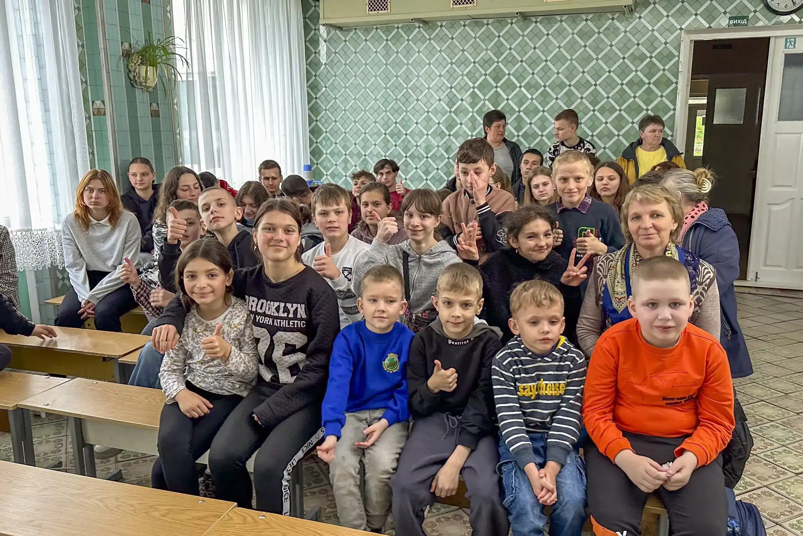Glada barn på skola i Ukraina.