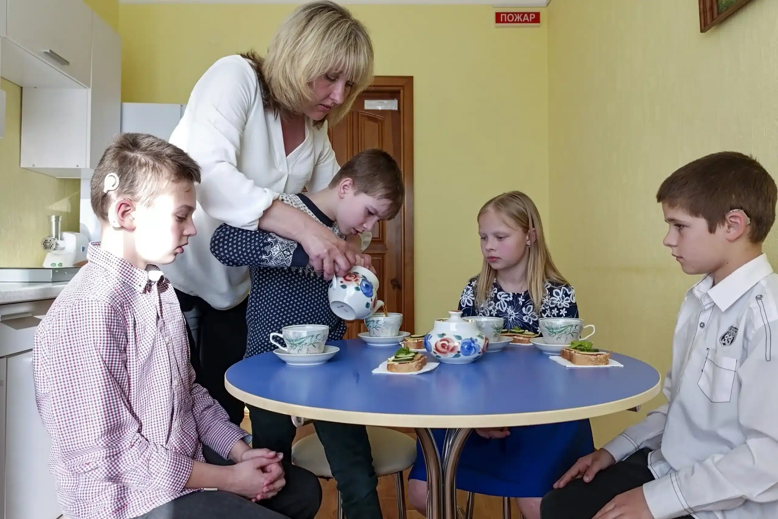 Barn med lärare fikar på skola i Ukraina