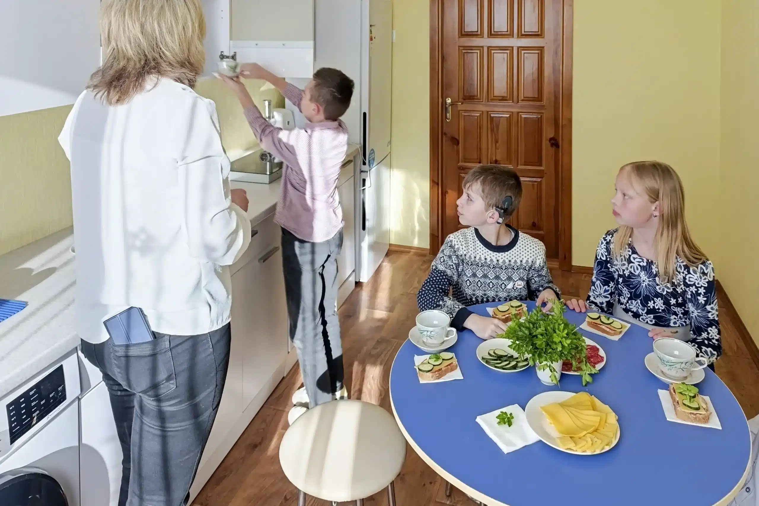 Barn med lärare fikar på skola i Ukraina.