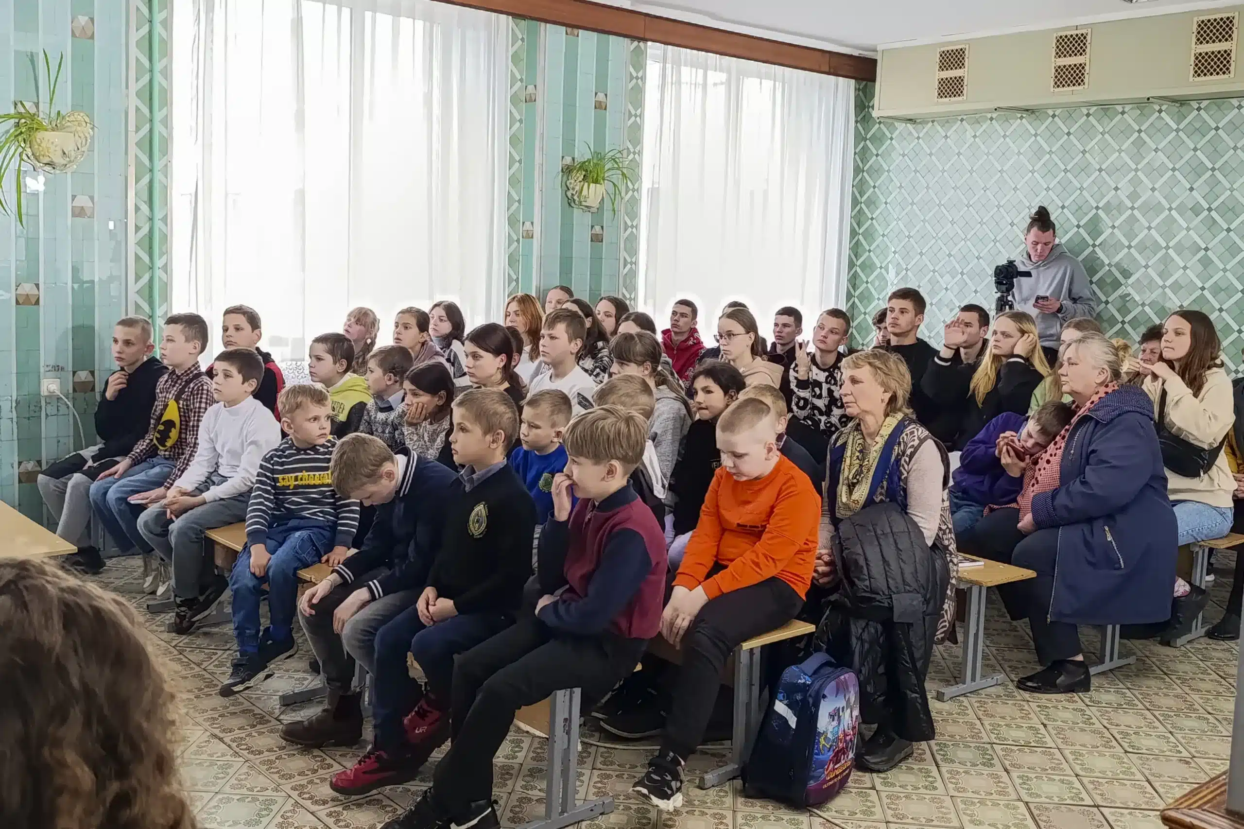 Barn på skola i Ukraina.