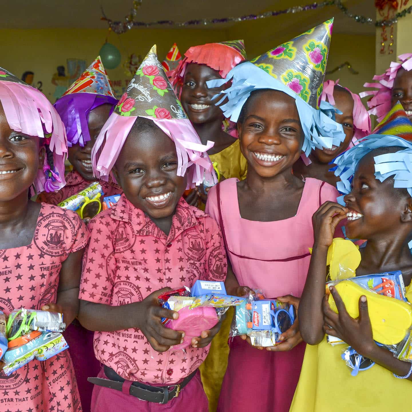 glada barn sommarfest i Ghana