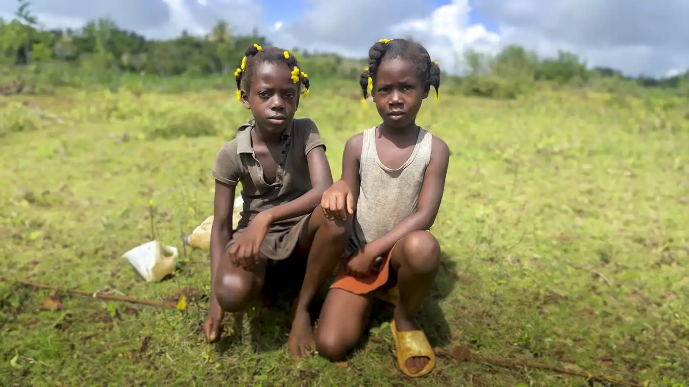 två flickor på ett fält i Haiti