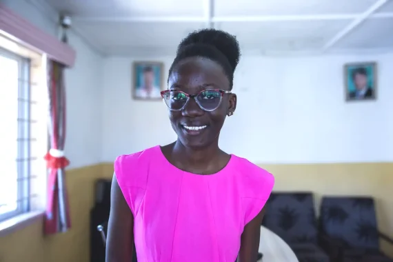 Ung kvinna med nya glasögon i Kenya