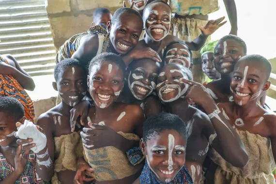Barn inför kulturshow i Ghana.